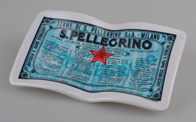 S. PELLEGRINO posacenere a forma di etichetta