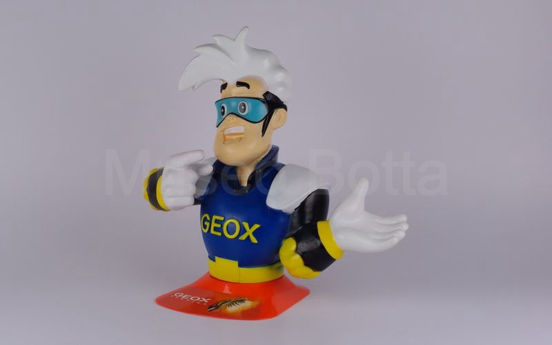 GEOX - GEOX RESPIRA busto pubblicitario a omino con ciuffo