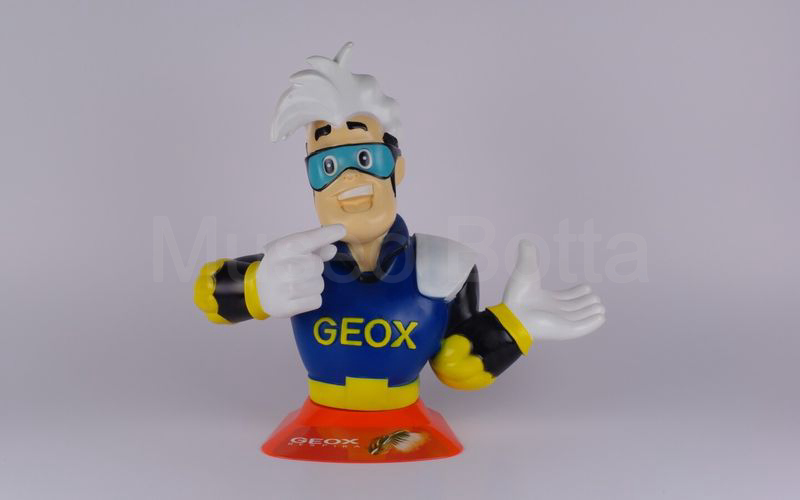 GEOX - GEOX RESPIRA busto pubblicitario a omino con ciuffo