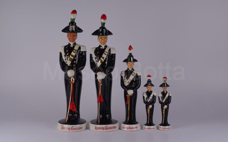 LIQUORE GALLIANO bottiglia carabiniere in ceramica H cm 48 (Coronetti)