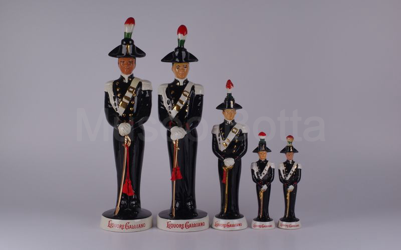 LIQUORE GALLIANO bottiglia carabiniere in ceramica H cm 22,8 (Coronetti)