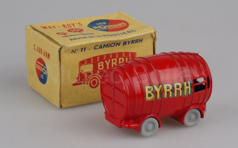 LES ROUTIERS (11b) Renault Goelette Voltigeur 1400kg “BYRRH” Tour de France 1953 rosso vivo