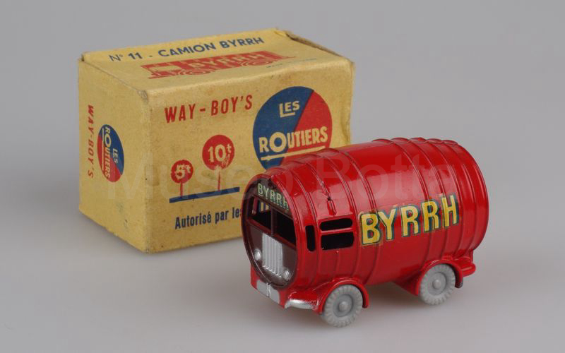 LES ROUTIERS (11b) Renault Goelette Voltigeur 1400kg “BYRRH” Tour de France 1953 rosso vivo