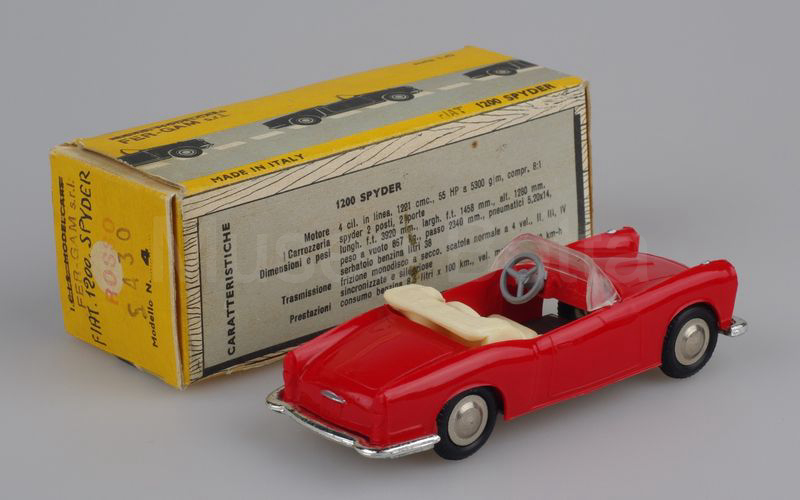 ICIS (4) Fiat 1200 spyder 1957-1960 rosso con capote e sedili bianchi e volante grigio