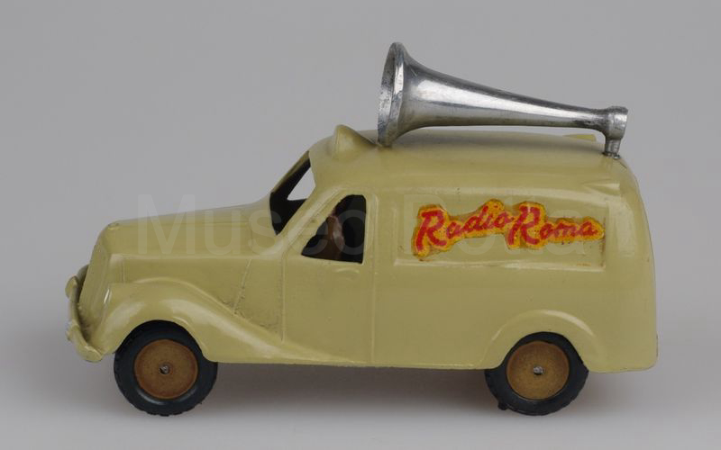 PRESSOMECCANICA 1:40 Lancia Ardea 800 furgone 1945-1953 con altoparlante "RADIO ROMA" beige