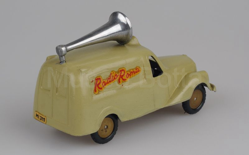 PRESSOMECCANICA 1:40 Lancia Ardea 800 furgone 1945-1953 con altoparlante "RADIO ROMA" beige