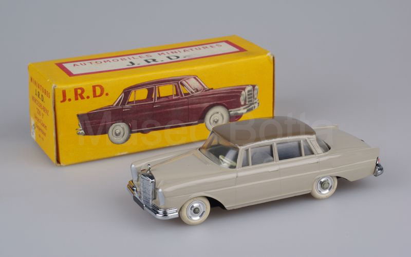 JRD (153b) Mercedes Benz 220S (W111) berlina 1959-1965 nocciola-beige