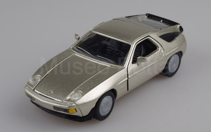 NZG (262) Porsche 928S coupé 1979-1983 argento