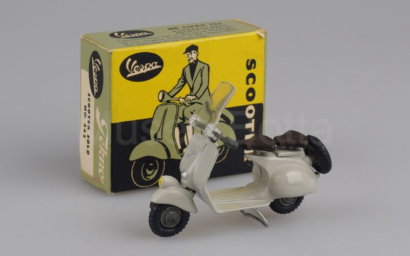 TEKNO (442-2) Piaggio Vespa scooter 1946-1948 con 2 selle e parabrezza grigio