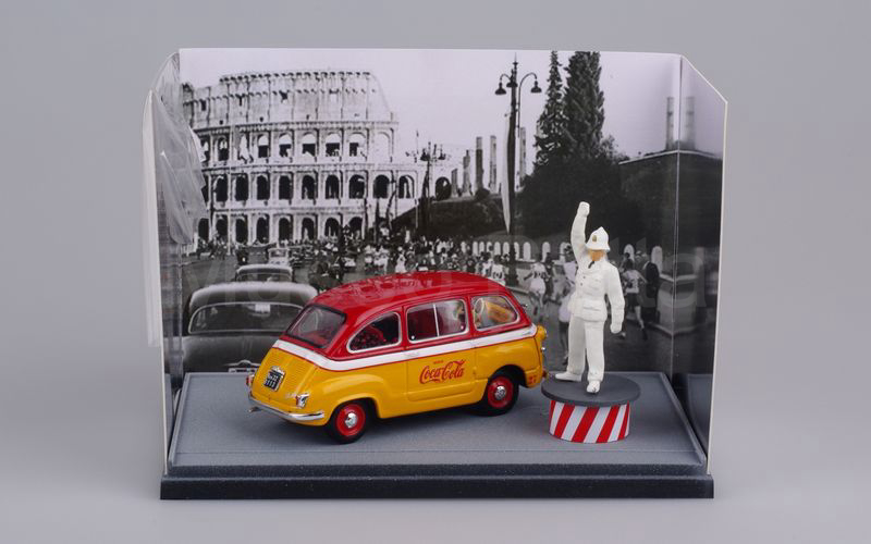 GIFT SET su base BRUMM Fiat 600 Multipla "COCA-COLA" Olimpiadi Roma 1960 durante marcia olimpica rosso-giallo EDIZIONE LIMITATA