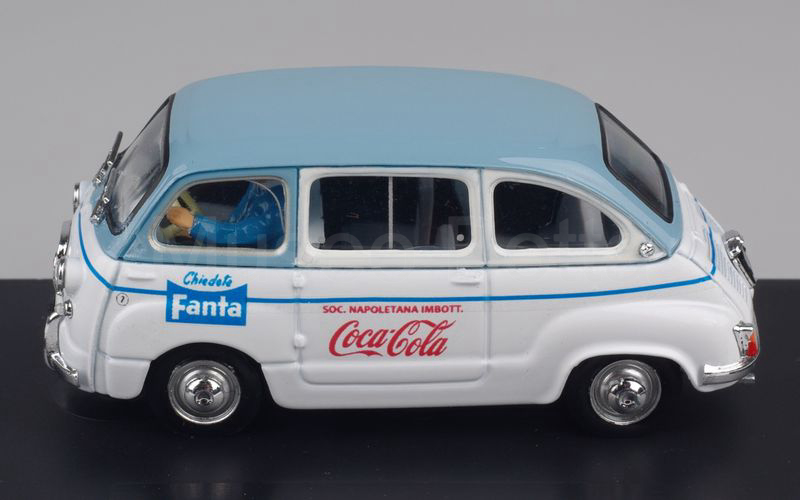 Elaborazione su base BRUMM Fiat 600D Multipla "FANTA" Napoli Befana del vigile 6 gennaio 1961 azzurro-bianco