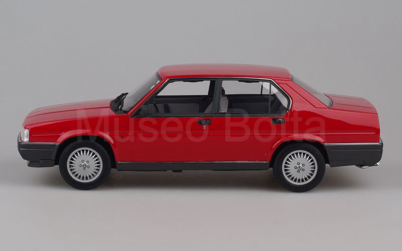 LAUDORACING MODEL (LM133D) Alfa Romeo 90 2.5 iniezione Quadrifoglio Oro 1985 rosso