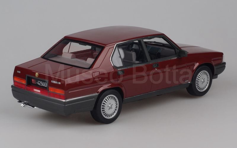 LAUDORACING MODEL (LM133B) Alfa Romeo 90 2.5 iniezione Quadrifoglio Oro 1985 rosso metallizzato