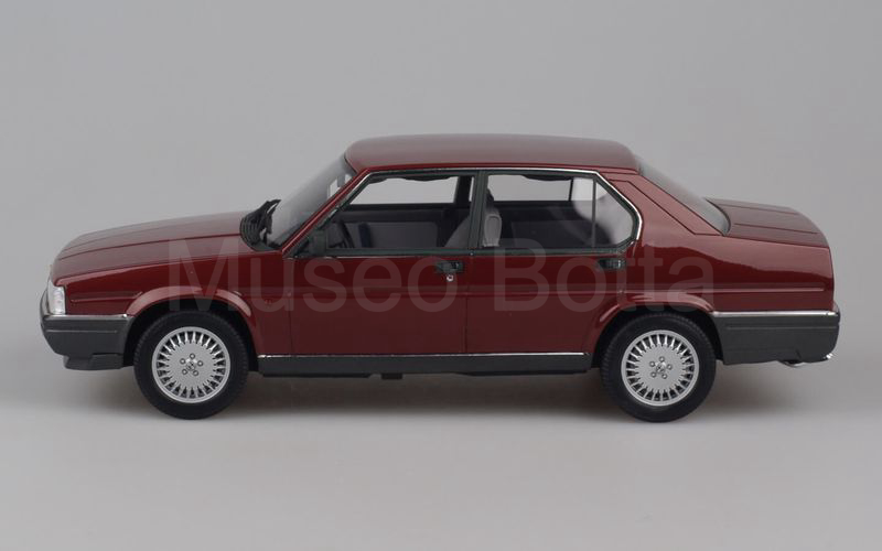 LAUDORACING MODEL (LM133B) Alfa Romeo 90 2.5 iniezione Quadrifoglio Oro 1985 rosso metallizzato